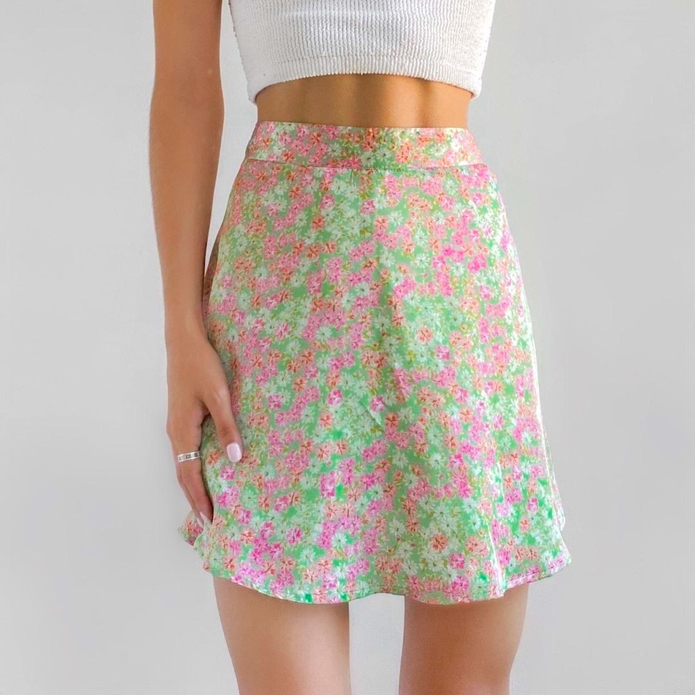 NWT Dress Forum LA by Free People. Green & Pink Skorts w/Floral Print. Size L